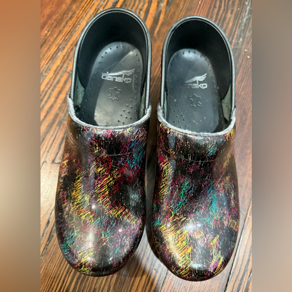 Dansko Rainbow Scribble Patent Leather Clogs Women’s Sz 38 (U.S. 7.5)